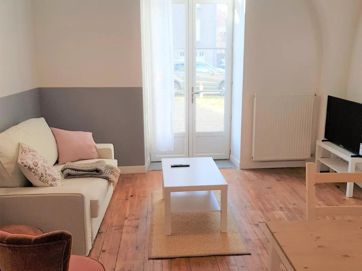 Issoire Centre, T2 Bergere Avec Parking Apartment